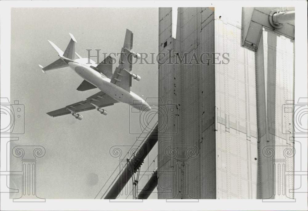 1983 Press Photo Space Shuttle Enterprise Riding on 747 Airplane Near Building- Historic Images