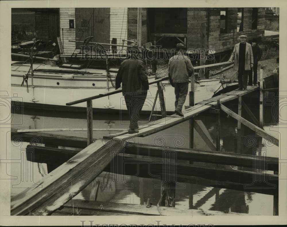 1936 Press Photo People Walking Across Temporary Footbridge Over Lemon Creek- Historic Images