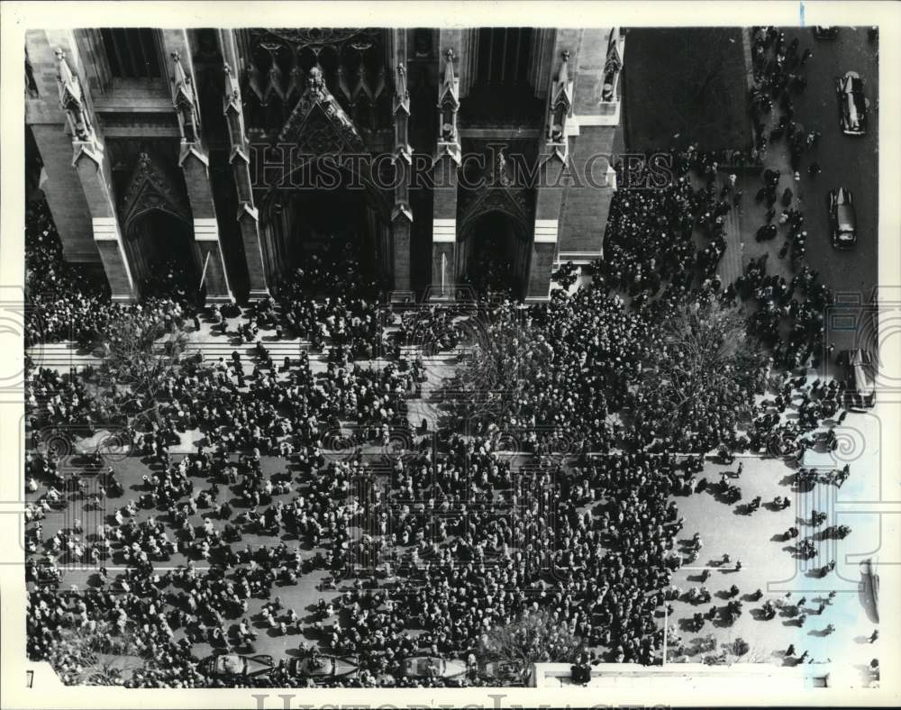 1941 Press Photo Easter Parade Attendees outside St. Patrick&#39;s Cathedral- Historic Images