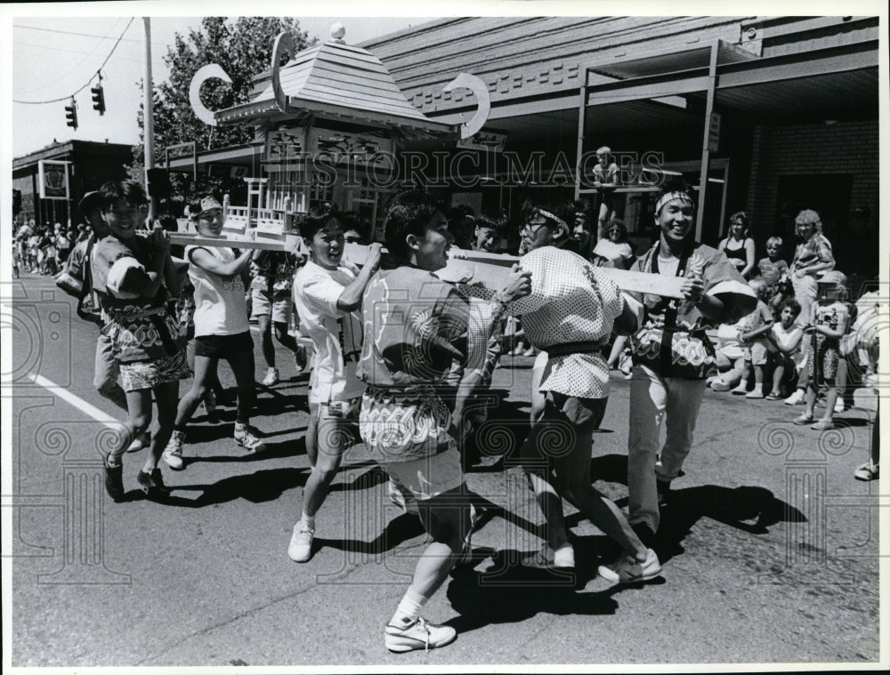 1989 Press Photo EWU Asian students grapple with float on parade in Cheney- Historic Images