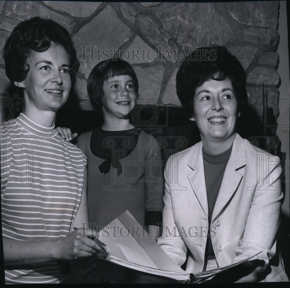 1969 Press Photo Assoc of Junior Leagues Mrs Robert P Beschel, Mrs W.E. Louthian- Historic Images