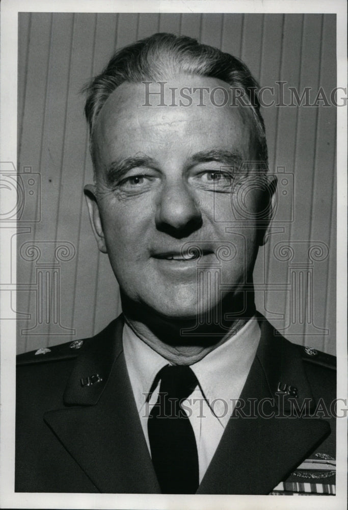 1966 Press Photo Lt.Gen.Richardson endorses a Reserve Officer Training Corp.- Historic Images