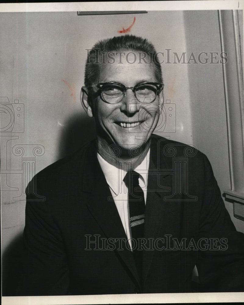 1965 Press Photo James Seabrandt, assistant to Dr. E. O. Ploeger - spa18845- Historic Images