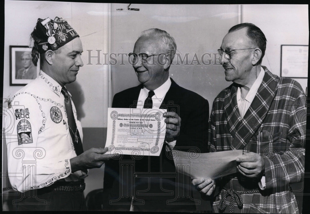1956 Press Photo Claude E Thompson, Dr Robert C Trauba manager Veterans Hospital- Historic Images