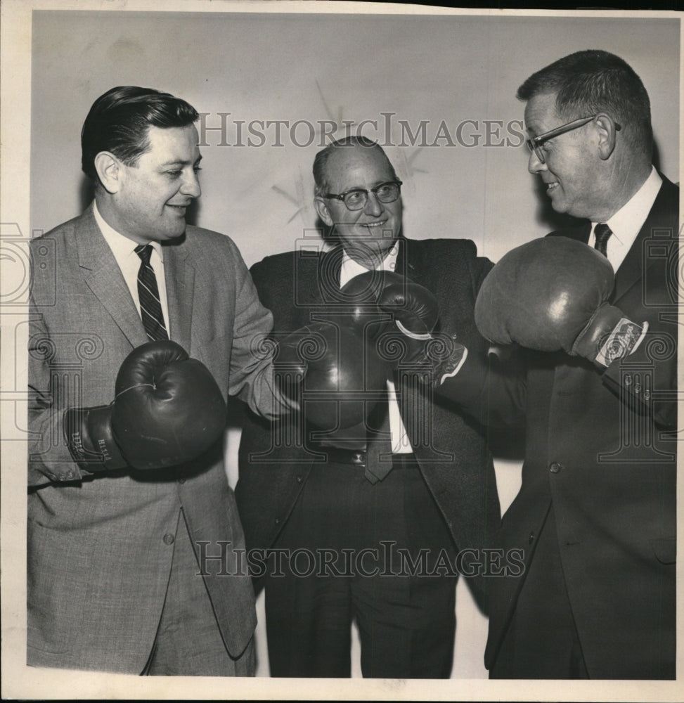 1963 Press Photo Jimmy Reilly with AAU executive Len Spooner &amp; Resse Hall- Historic Images