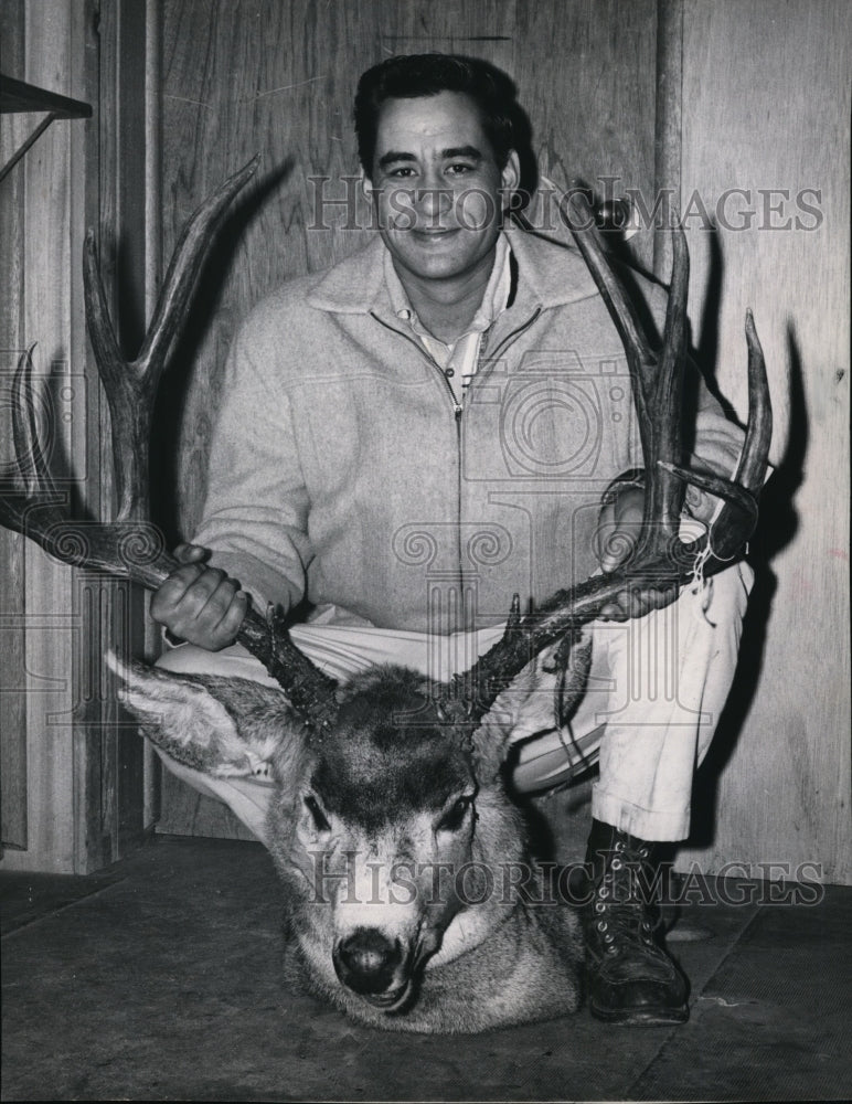 1963 Press Photo Fred Amistoes And Mule Deer - spa22110- Historic Images