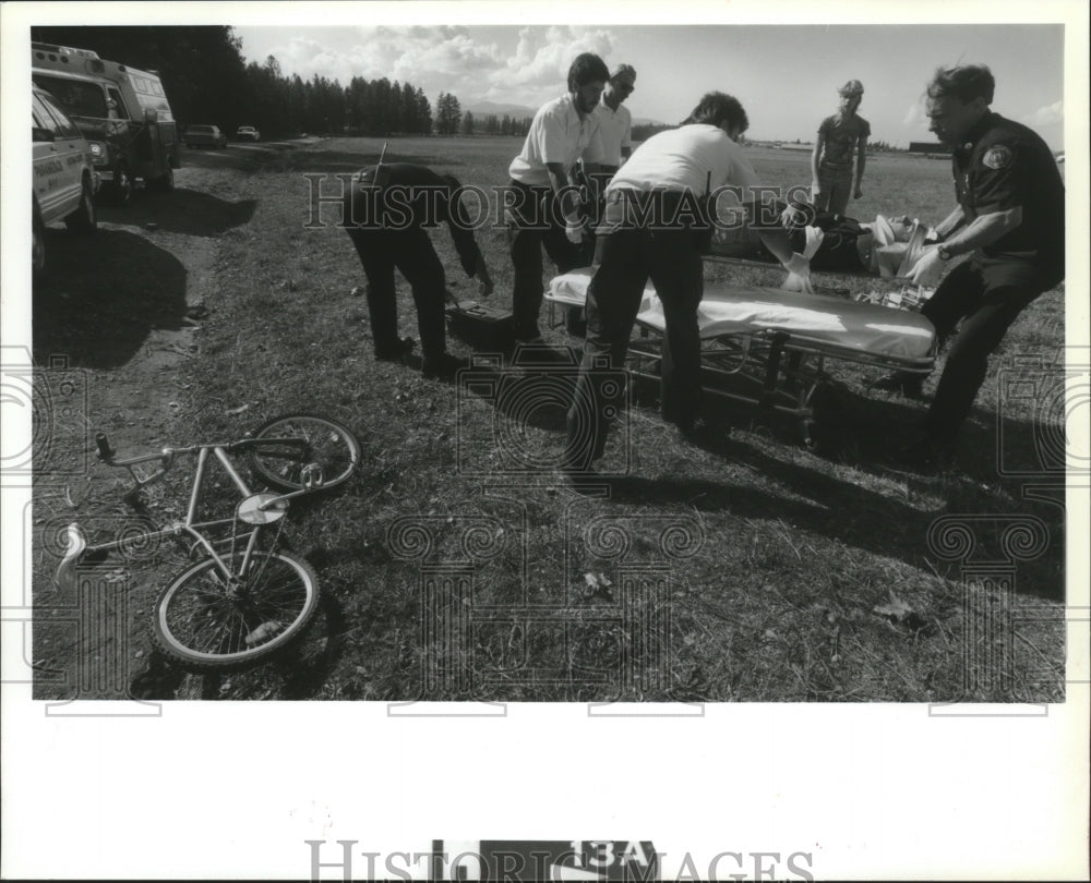 1992 Press Photo Shane Barlow Helped by Paramedics After Bicycle Accident- Historic Images