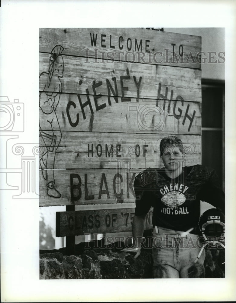 1989 Press Photo Phil Beukema is at home packing the football for Blackhawks- Historic Images