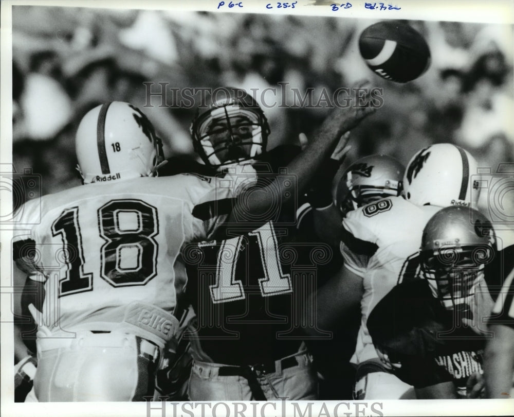 1990 Press Photo Wyoming quarterback Tom Corontzos fires over Jay Reyna- Historic Images