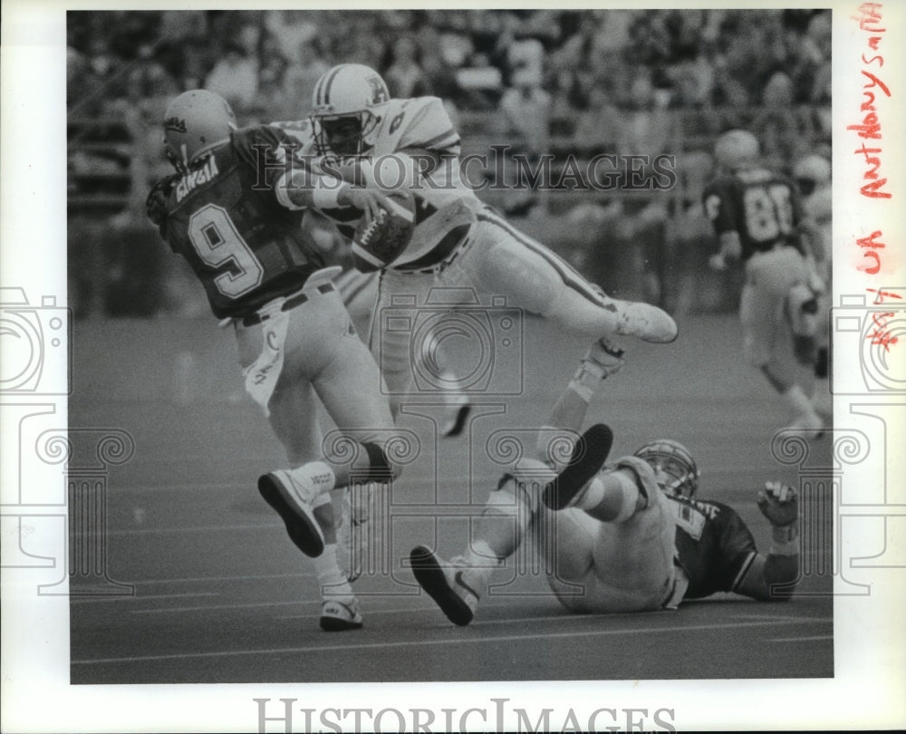 1989 Press Photo Arizona&#39;s Anthony Smith terrorizes WSU quarterback Aaron Garcia- Historic Images