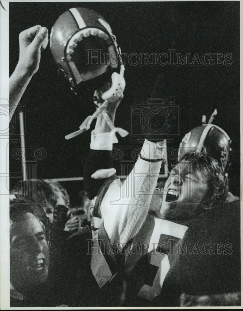 1988 Press Photo Lance Abendroth celebrates after Bears knocked off Sandpoint- Historic Images