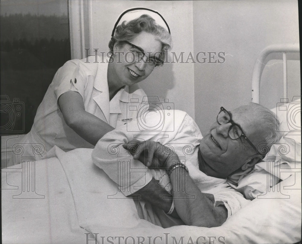 1963 Press Photo Nurse Vera rubs WWI veteran, Lee Branna&#39;s back - spa54728- Historic Images