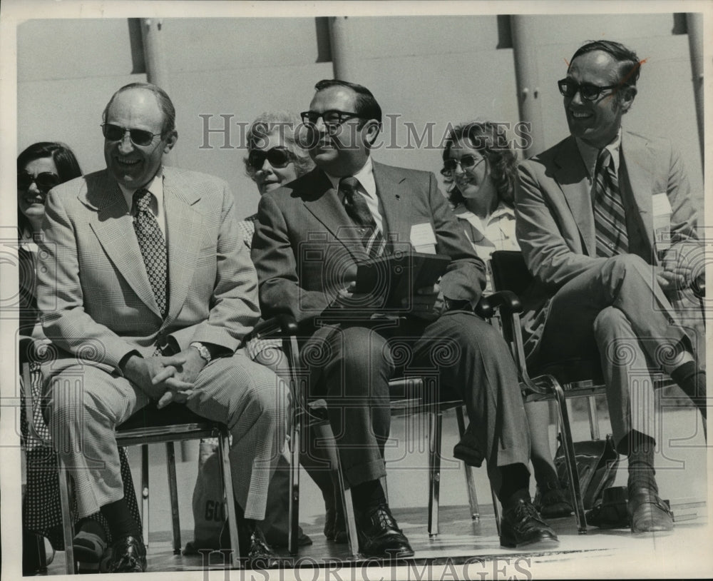 1974 Press Photo U.S. Atty. Gen. William B. Saxbe and Robert Warren at Exop- Historic Images