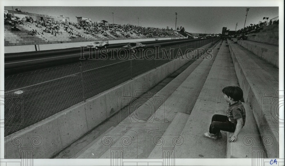 1985 Press Photo A child sits to watch a race at the Spokane Raceway Park- Historic Images