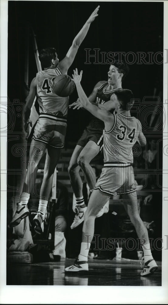 1988 Press Photo Northwest Christian basketball players intercept a competitor- Historic Images