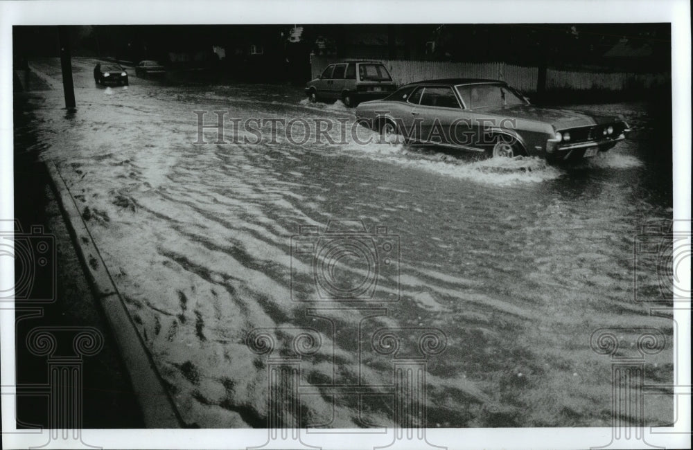 1993 Press Photo Autos traverse a flooded section of street in Spokane- Historic Images