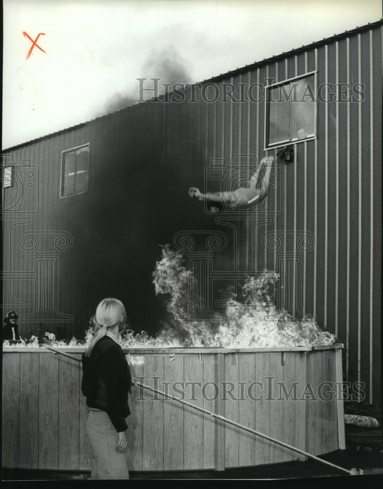 1980 Press Photo Stuntman Alan Jones in Captain America, jumps into fire pool- Historic Images