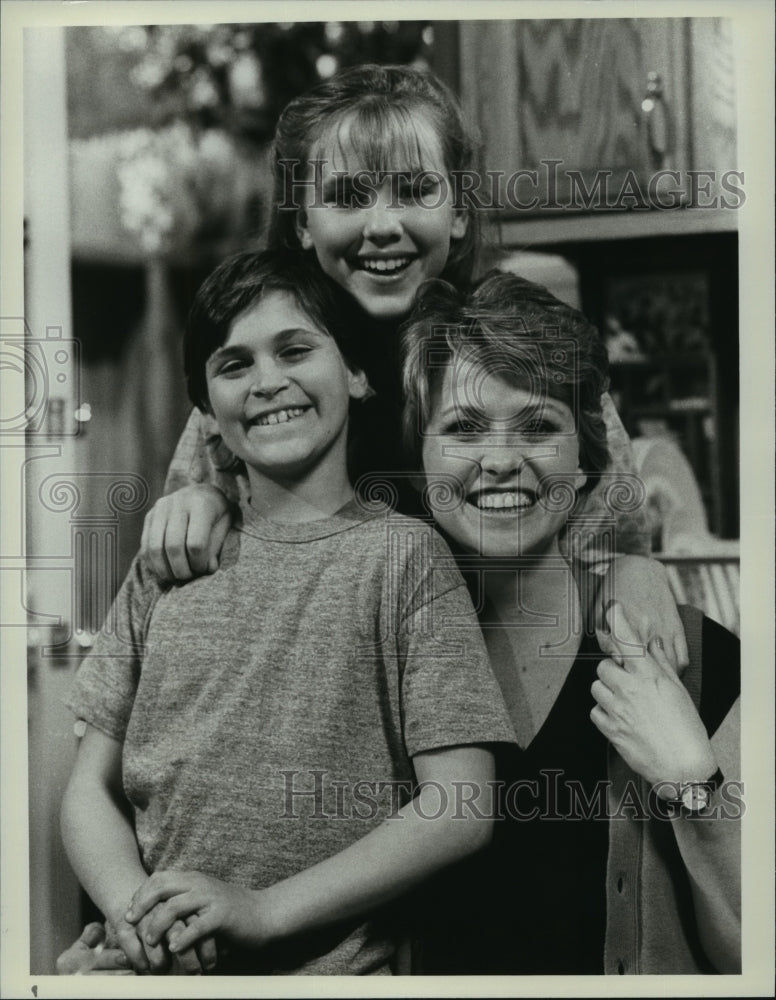 1985 Press Photo Lauren Tewes, Leaf Phoenix, Christa Denton in Anything For Love- Historic Images