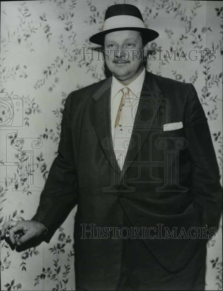 1953 Press Photo Walter Slezak, actor, in a suit and tie - spp59321- Historic Images