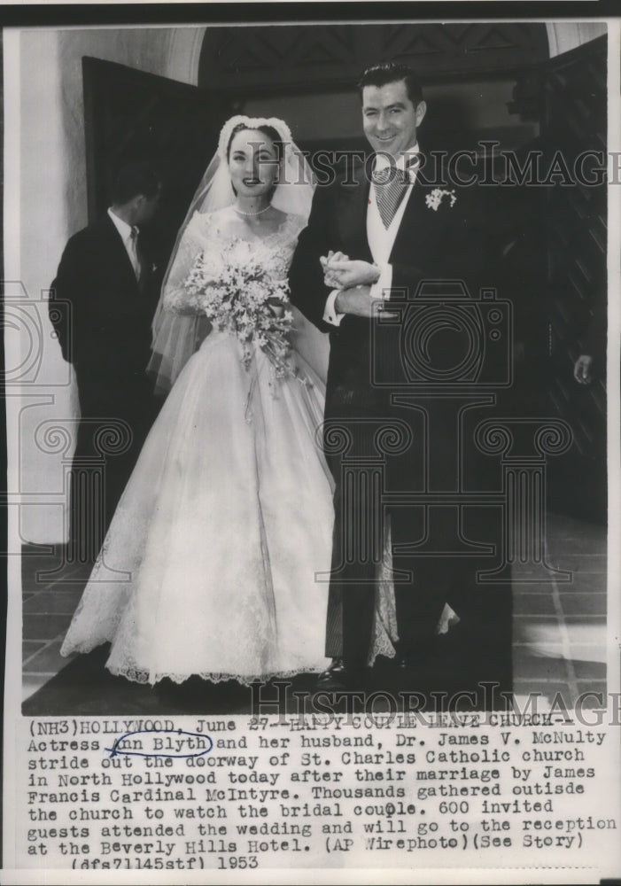 1953 Press Photo Actress Ann Blyth weds Dr. James V. McNulty in Hollywood, Calif- Historic Images