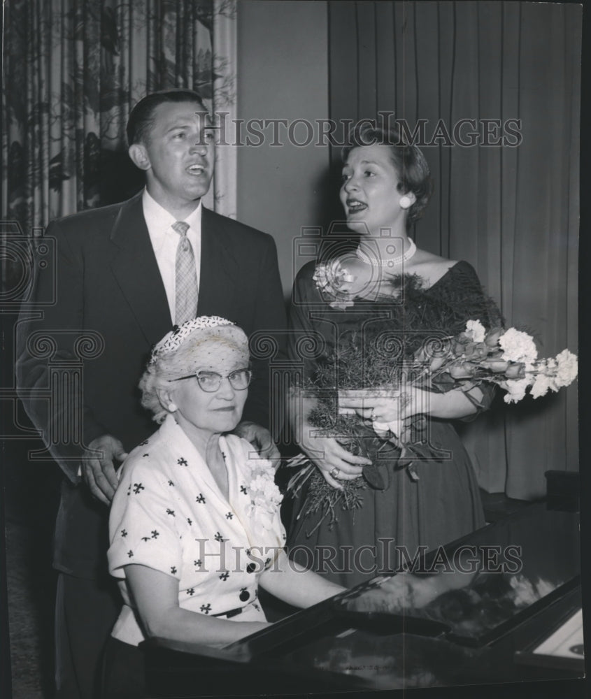 1954 Press Photo Soprano, Anne Bollinger, Bob and another friend - spp68940- Historic Images