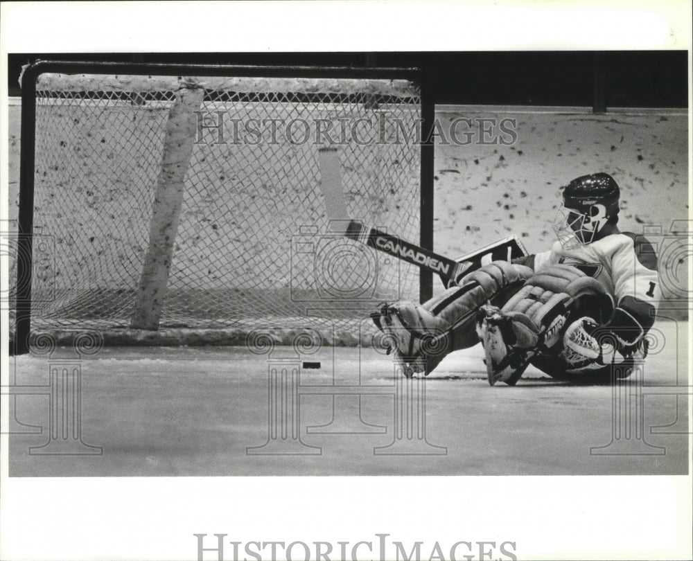 1988 Press Photo Spokane Chiefs goalie John Colvin sits on the ice,watches puck- Historic Images