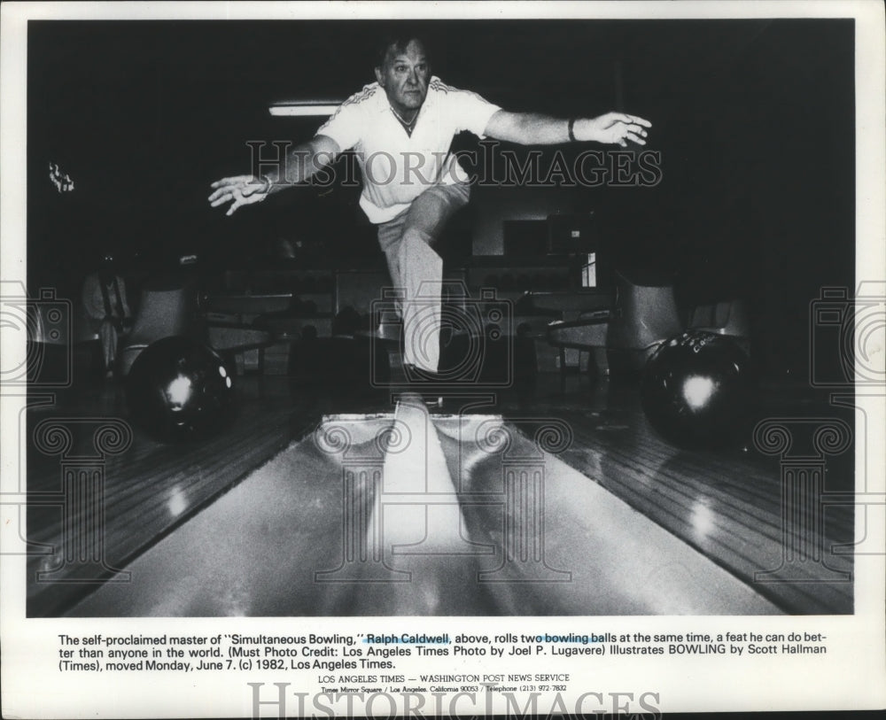 1982 Press Photo Self-proclaimed &quot;Simultaneous Bowling&quot; master, Ralph Caldwell- Historic Images