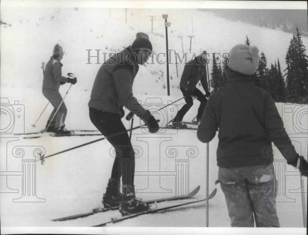 1974 Press Photo Pro Skier Ken Aspinwall shows students how to turn - sps00047- Historic Images