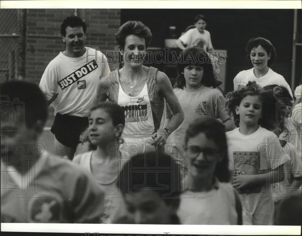 1989 Press Photo Track runner Anne Audain runs with Wilson Elementary kids- Historic Images