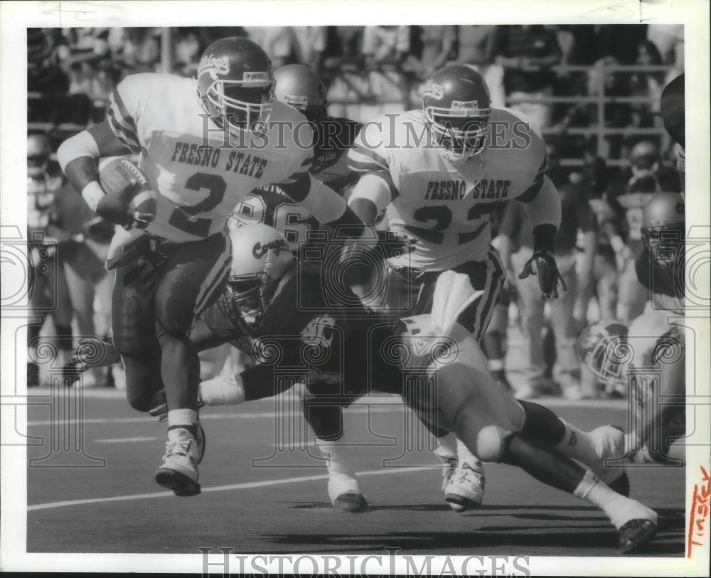 1991 Press Photo Anthony Daigle shakes off WSU football player Lewis Bush- Historic Images