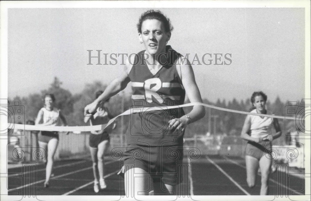 1979 Press Photo Track &amp; field runner, Denise Clare crosses the finish line 1st- Historic Images