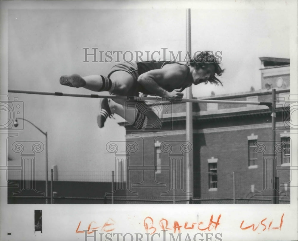 1975 Press Photo Track and field athlete Lee Branch leaps over bar - sps00164- Historic Images