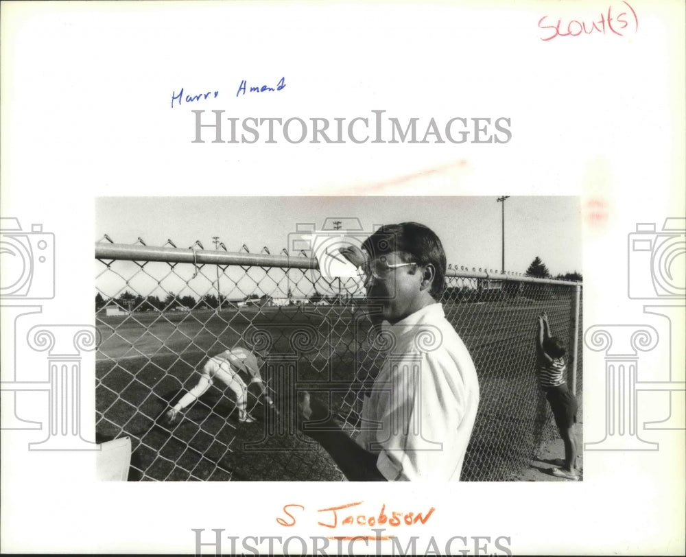 1988 Press Photo Major league baseball scout Harry Amend checks out players- Historic Images