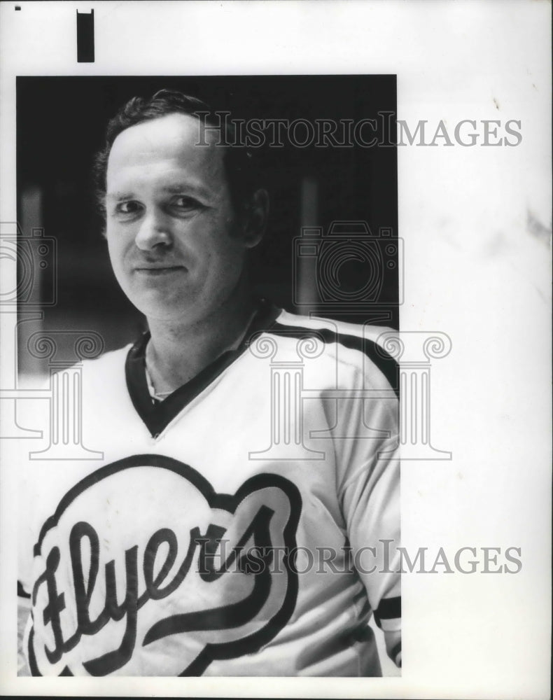 1979 Press Photo Hockey player Vince Collins readies for game - sps00402- Historic Images