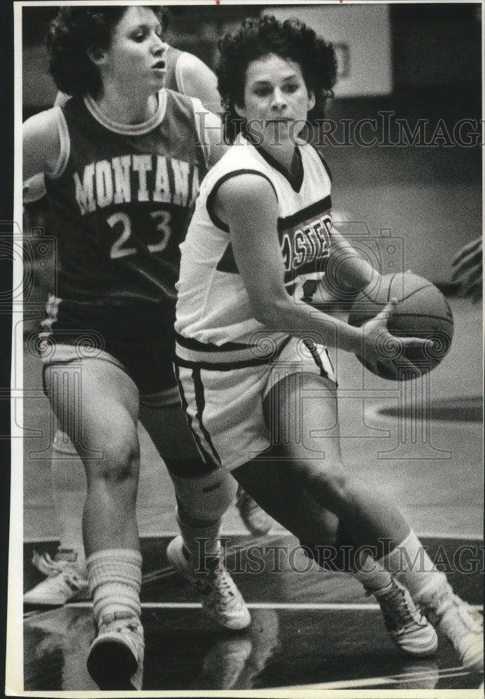 1985 Press Photo Lisa Comstock controls the basketball - sps00409- Historic Images