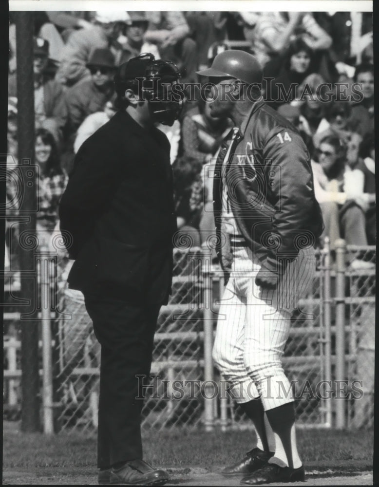 1985 Press Photo Washington State baseball coach Chuck Brayton talks to umpire- Historic Images