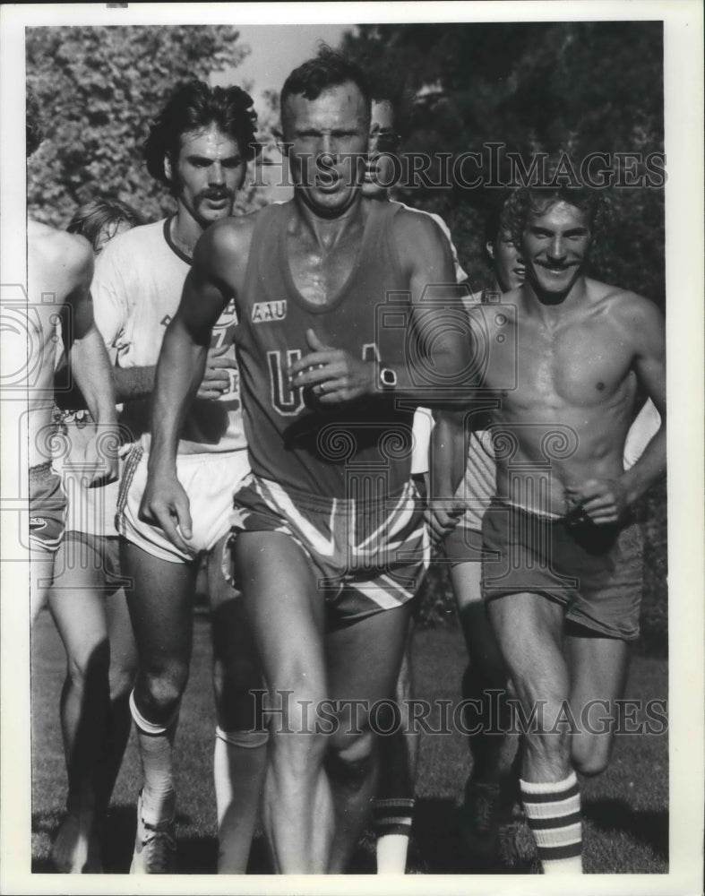 1978 Press Photo Track runner Frank Bozanich with EIJU cross country runners- Historic Images