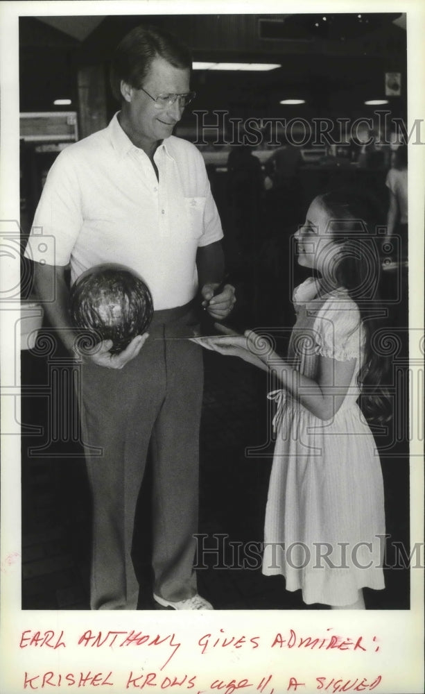 1985 Press Photo Bowler Earl Anthony gives admirer, Krishel Krows, a signed ball- Historic Images