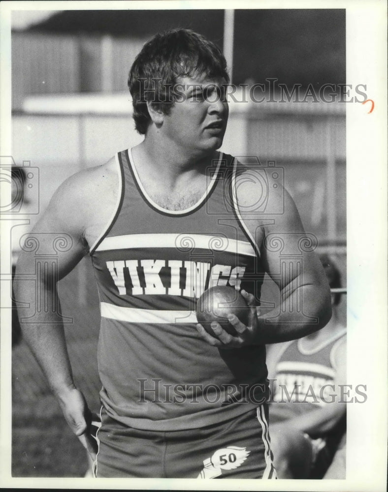 1983 Press Photo Vikings track athlete, Mike Cox with shotput - sps00807- Historic Images