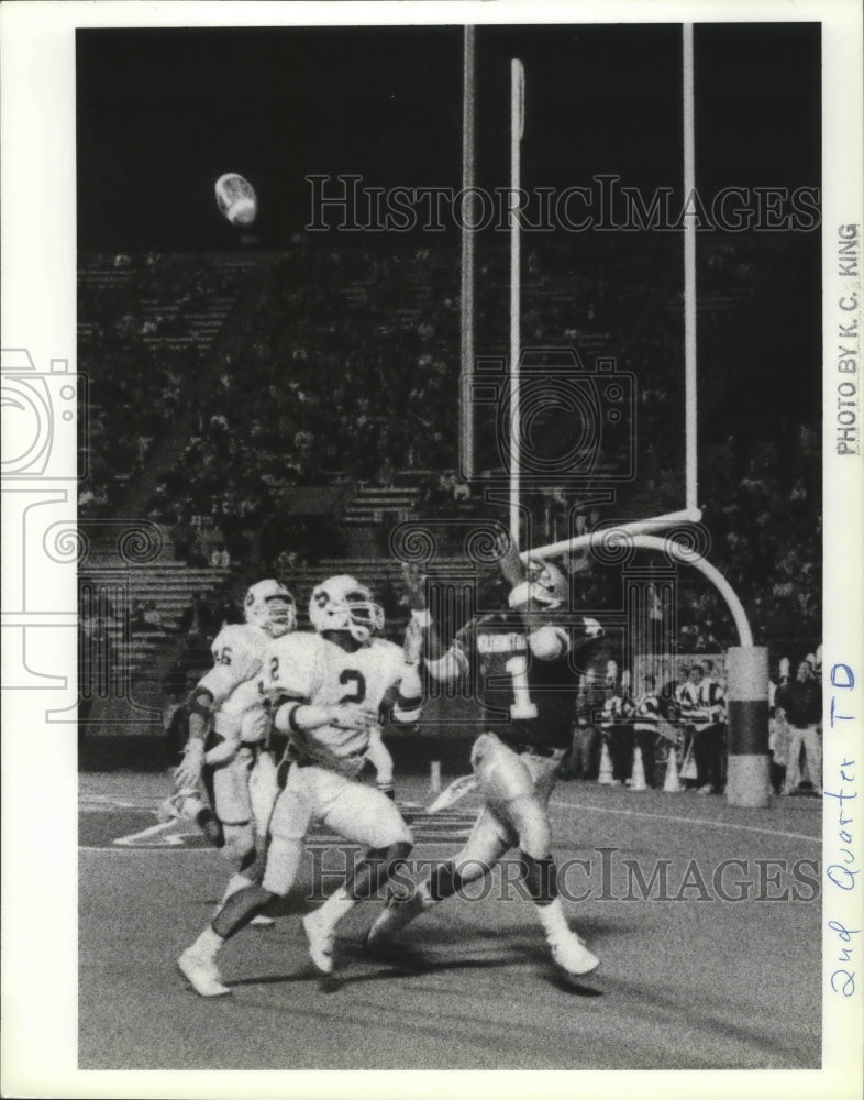 1989 Press Photo Cougar football team&#39;s receiver, C.J. Davis hauls in TD pass- Historic Images