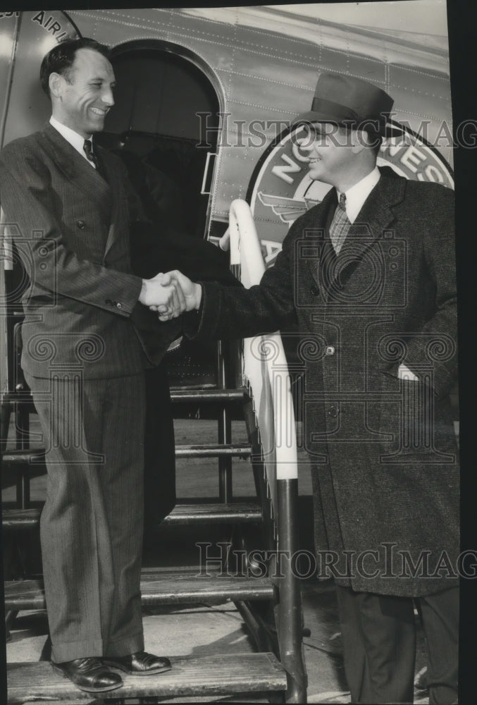 1940 Press Photo Track athlete Glenn Cunningham greeted by Dan Hutchins- Historic Images