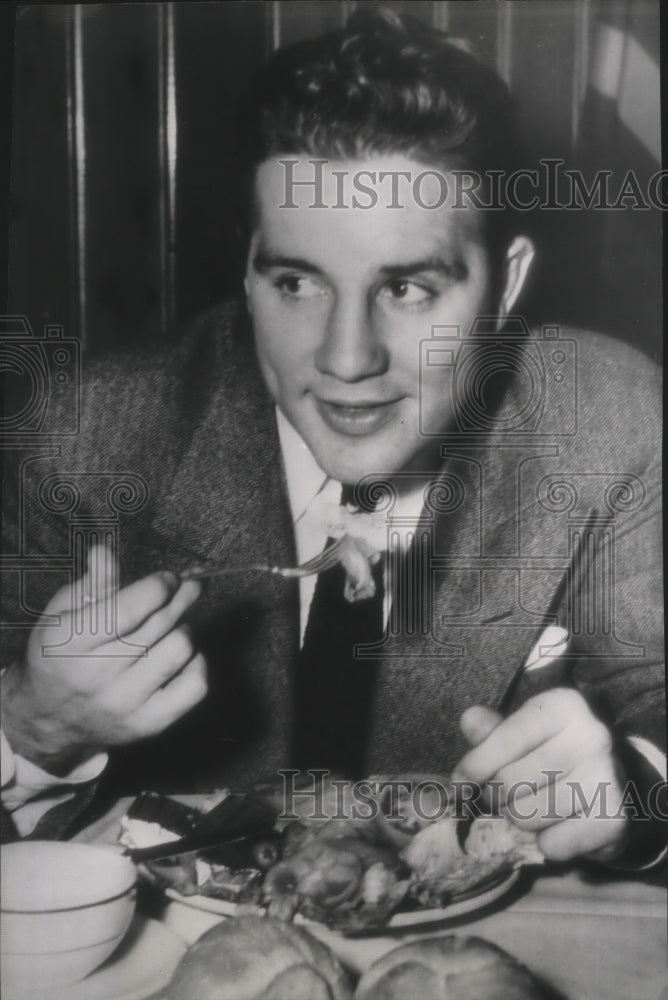 1946 Press Photo Boxer Bill Conn takes advantage of stop in Chicago to grab food- Historic Images