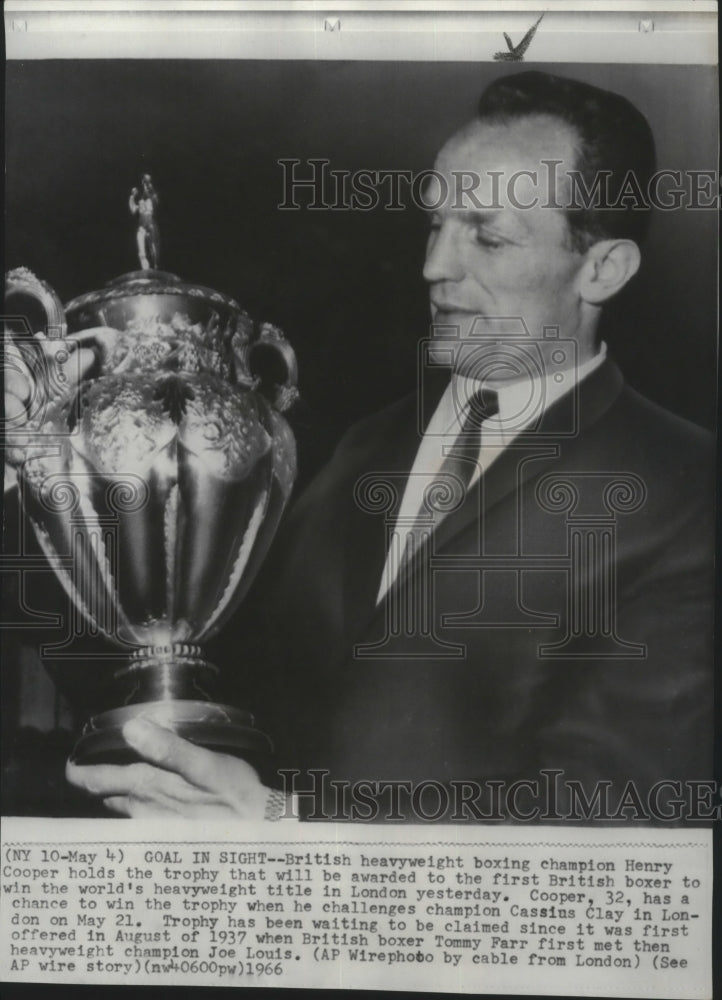 1966 Press Photo British heavyweight boxing champion Henry Cooper holds trophy- Historic Images