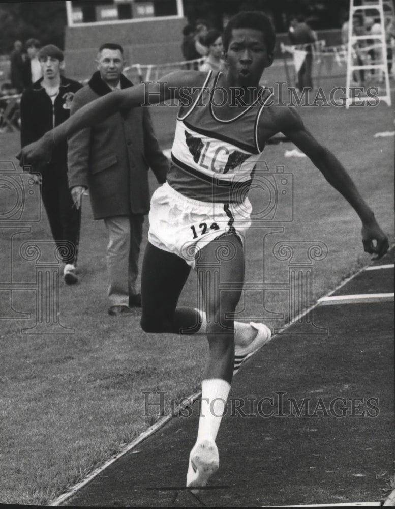 1971 Press Photo LC track star Bob Chapman leaps to the finish - sps01260- Historic Images