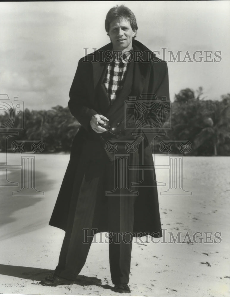 1990 Press Photo World class track runner Eamonn Coghlan models Touch fashion- Historic Images