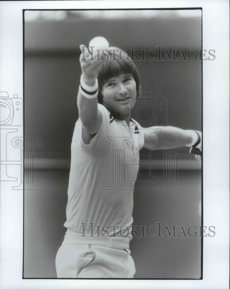 1983 Press Photo Tennis player, Jimmy Connors, serves the ball - sps01349- Historic Images