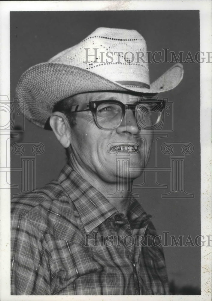 1972 Press Photo Horse racing trainer Earl Baze - sps01525- Historic Images