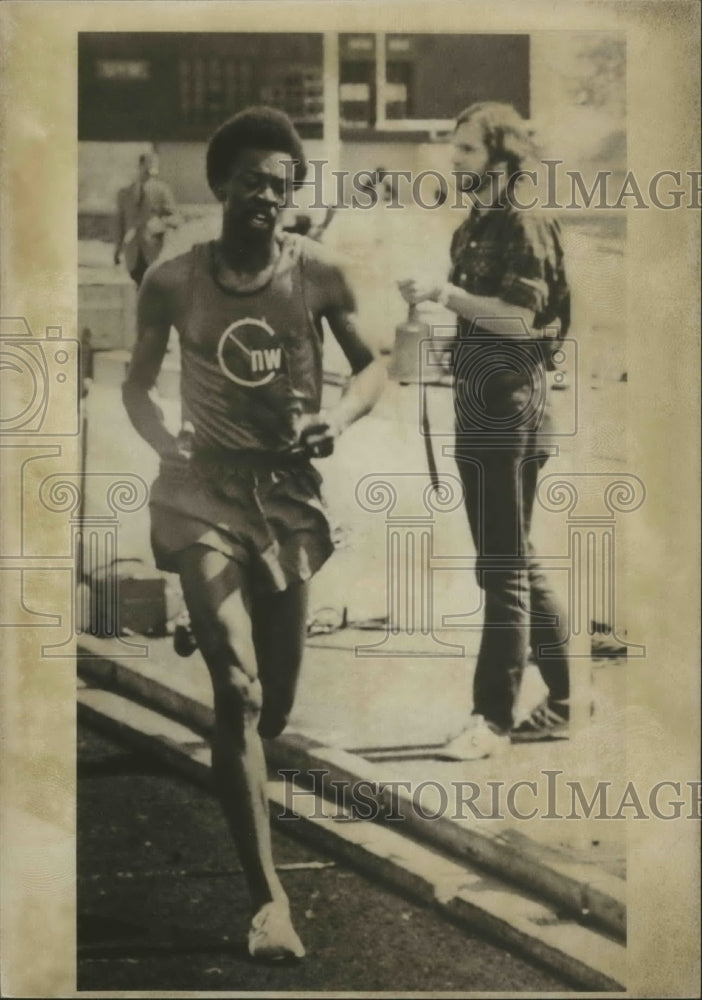 1980 Press Photo Track star Herm Atkins races to the finish - sps01611- Historic Images