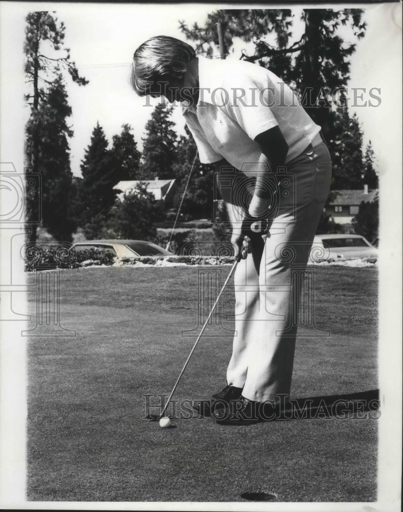 1976 Press Photo Golfer Gary Floan putts the ball - sps01704- Historic Images