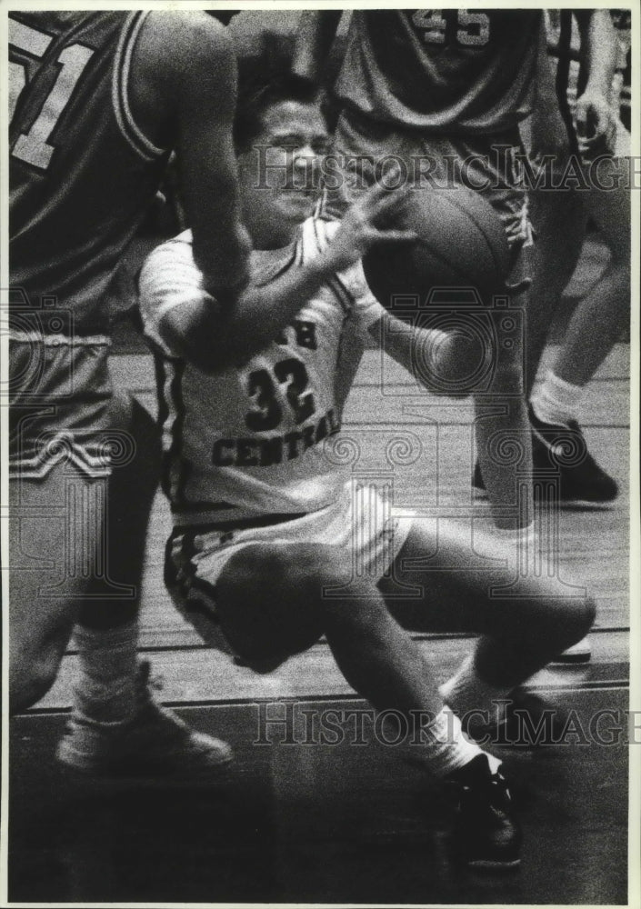 1991 Press Photo Basketball-North Central&#39;s Deven Frigaard stumbles - sps01730- Historic Images